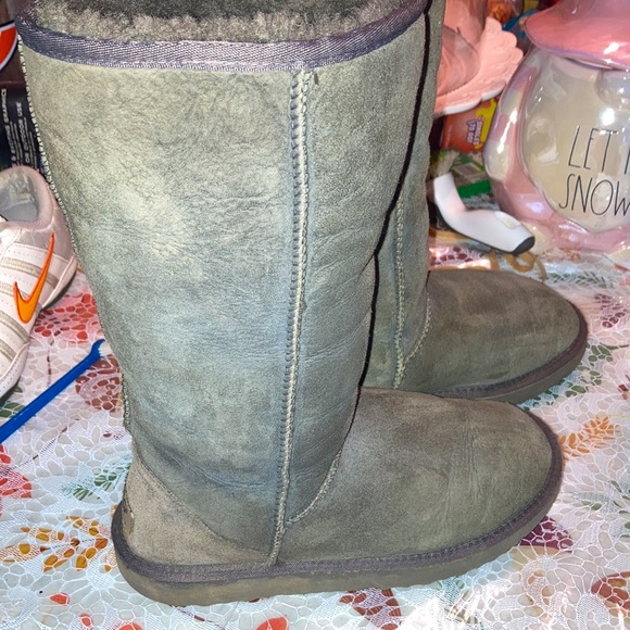Grey uggs - Picture 3 of 4
